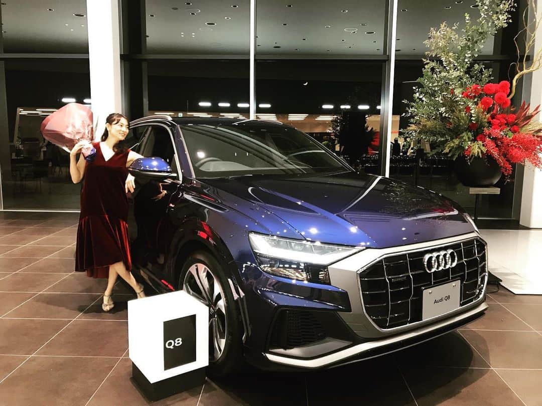 のインスタグラム：「Audi Q8  素敵すぎて、普段なら絶対やらないポージングしちゃったパターンです😝  ラジオ聴いてて下さったというリスナーの皆さんにも沢山お会い出来たり、初めましての皆さんもしっかりじっくりと歌を聴いて下さり、本当に感謝の一夜となりました💓  サポートピアニストは、長谷川久美子さん🎹 またも本番でしか味わえない瞬間いっぱいで、2人の呼吸がたまらなく楽しくて、のびのびと歌わせて頂きましたよ✨✨✨ #アウディつくば　#アウディ　#Audi #Q8 #車 #car #drive #christmas #live」