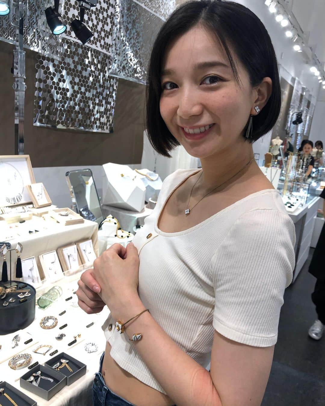 芹那さんのインスタグラム写真 - (芹那Instagram)「Matsuya ginza Exhibition couture jewelry 2019 winter ❄️💎 12/3までやっているよ❣️ ３枚目のシルバーのearringいつもつけているの👂🏻🎀お花のバングルも愛用中🌸  写真のお花のイヤリングも可愛かった💓💕」12月2日 0時14分 - serinaofficial