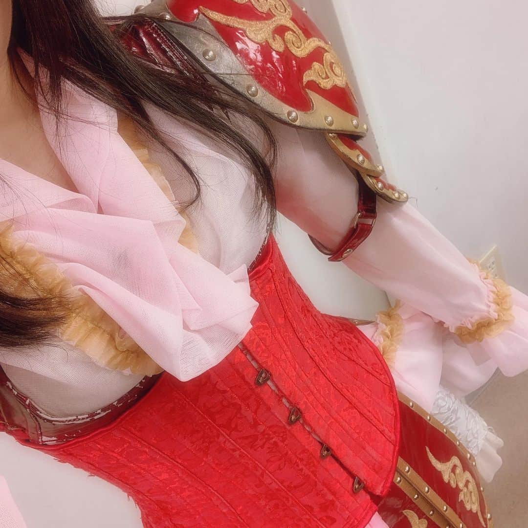 海月咲希さんのインスタグラム写真 - (海月咲希Instagram)「✧AKAKATTU✧ #これで4回目 #赤甲冑大好き人間 #なで肩隠し #肩幅注意 #アマガ衣装 #衣装シャッフル大好き人間 #楽曲シャッフル大好き人間」12月2日 0時16分 - saki_mitsuki