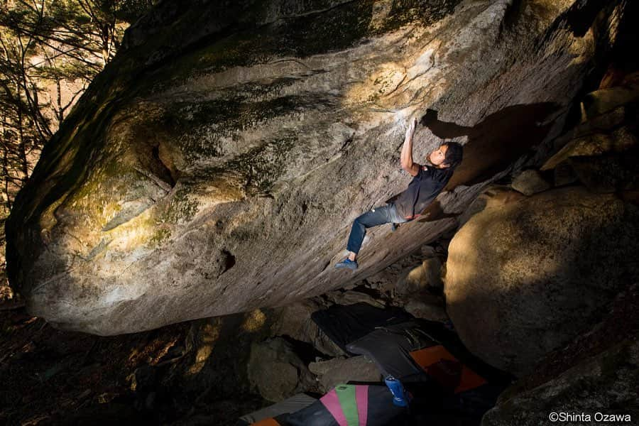 楢崎智亜さんのインスタグラム写真 - (楢崎智亜Instagram)「WOW🤩‼️ I FLASHed ”Decided ” V14 which I’ve been willing to climb for long✅• • Meanwhile a year past from the last time touching wild boulders, I tried with my strong emotion. I instantly felt holdings and beta are somehow friendly to me. Then, I could FLASH it and it’s my best flashing grade record 😎👍🏻• • Thanks for shooting awesome pics. in a cold @shintaozawa 📸 ————————————— ずっとやってみたかった ”Decided ” V14/五段をFLASH‼️• • 1年振りの岩場でしたが、思いきってトライしてみたらすごく自分の得意なホールドと動きで、FLASHする事が出来ました。自己最高FLASHグレードを更新出来て嬉しいです😎👍🏻• • 寒い中撮影してくれた @shintaozawa ありがとうございます📸動画も後程アップします！ ————————————— @au_official @thenorthfacejp #アイディホーム @air_sleeptechnology @unparallelup @frictionlabs」12月2日 0時19分 - tomoa_narasaki