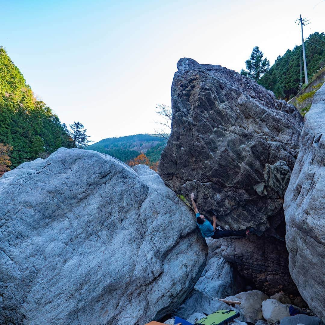 中島徹のインスタグラム：「久しぶりに山奥へ。種まきがメインだったけど、何本かいいのが登れた。やっぱ大きくて登りごたえのある岩がいい。  problem_南無 V8 climber_Mr. YUBIO  #wallaremeantforclimbing #thenorthfaceclimb #bouldering #boulder」