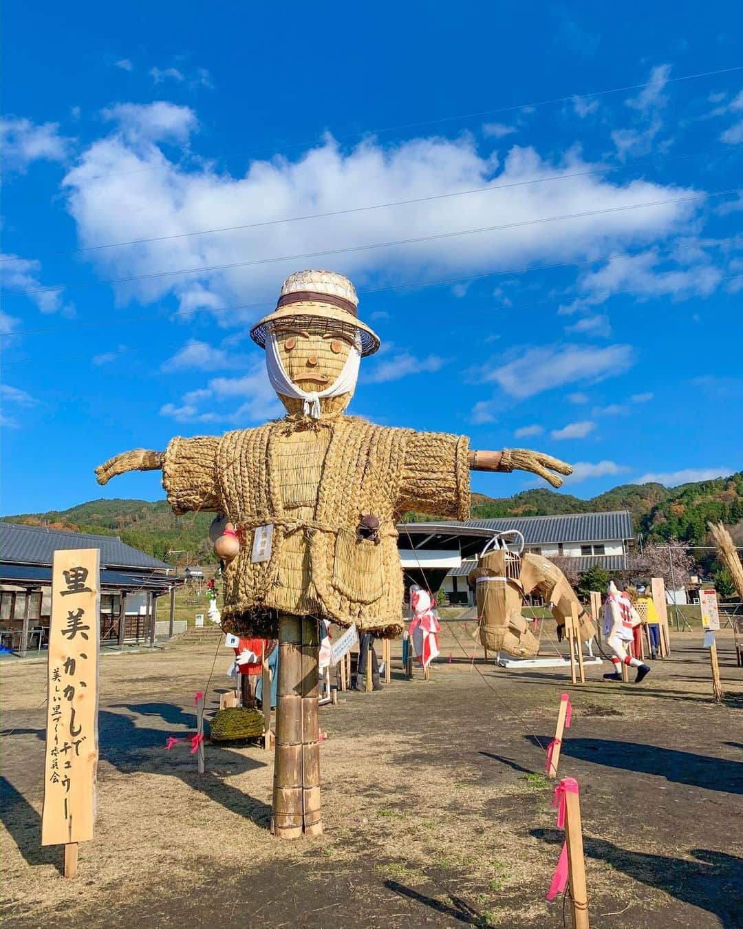 和希詩織さんのインスタグラム写真 - (和希詩織Instagram)「#🍁#🚌#🌉#triples #ibaraki#koyo#soba . . 地元茨城にて旅してきたよ🍁 . 写真スライドして見てね👉👉👉📸 . 大自然に触れて紅葉と川にマイナスイオン補給してきた🚌🍁 . . . この吊り橋は花貫渓谷よ🙆‍♀️📸 紅葉こんなにキレイなところが茨城にあったとは🤭💕🍁 . . 美里ふれあい館でそば打ち体験✨ テレビでよく見るあの蕎麦の切り方めちゃ難しくて麺の艶、太さ、 水の量奥が深い😋👏 みんなで作って美味しくできたよ🍜 . . . 宿は山田屋旅館でとてもご飯が美味しかった✨ 作り立てのお豆腐やローズポークの豆乳鍋👏 お肉も美味しかったけどその旨味を吸った豆乳のつゆが美味しかった😋💕 . . #星空観測 もしたけど地元は水戸なんだけど茨城県北の方が星の数が多い👀✨ ラメをちりばめたような細かい星まで見れるの👏🌟 スバルも初めて見れた🌌感動した🥺 . . . . まだまだ載せきれないから 続き後ほど書くね📝 高萩おそるべし💯 . . . . . . . . . #茨城観光 #茨城グルメ#北茨城#高萩#吊り橋#紅葉巡り #tabijo#たびじょ#旅したくなるフォト #そば打ち体験 #花貫渓谷#紅葉#お出かけ#里見ふれあい館#山田屋旅館#女子旅#渓谷#日本の絶景#汐見滝吊り橋」12月2日 0時23分 - kazukishiori