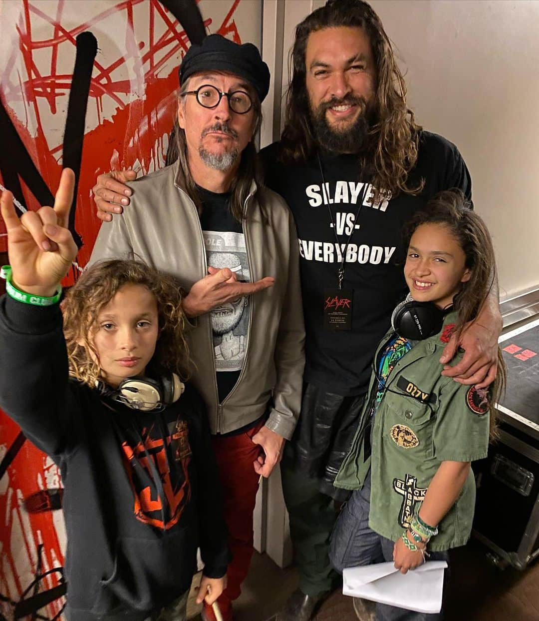 ジェイソン・モモアさんのインスタグラム写真 - (ジェイソン・モモアInstagram)「going on stage and yelling love love LOVE with my baby boy and pantera. aka @philiphanselmo and the illegals my mind was blown FUCKIN BLOWN.  i was living out my childhood dreams.  i am so thankful for those moments shared with dear friends and my babies.  it’s crazy to think of slayer and anthrax and metallica as ohana but they are  love u guys.  and to finally meet les claypool was legendary  PRIMUS. RHCP AND RAGE was what i grew up on skateboarding  and DROGO wouldn’t exist if there wasn’t @panteraofficial  love ya phil.  i’ve trained and bleed and fought my way to where i am. listening to these legends  mahalo nui for your music and endless inspiration.  slayers last show on tour.  what a fucking night.  love you @garyholt_official @tomarayaofficial  paul and kerry @slayerbandofficial  mahalo for having da momoas.  babies i hope you remember these moments with your papa forever  back to work.  aloha j」12月2日 0時24分 - prideofgypsies