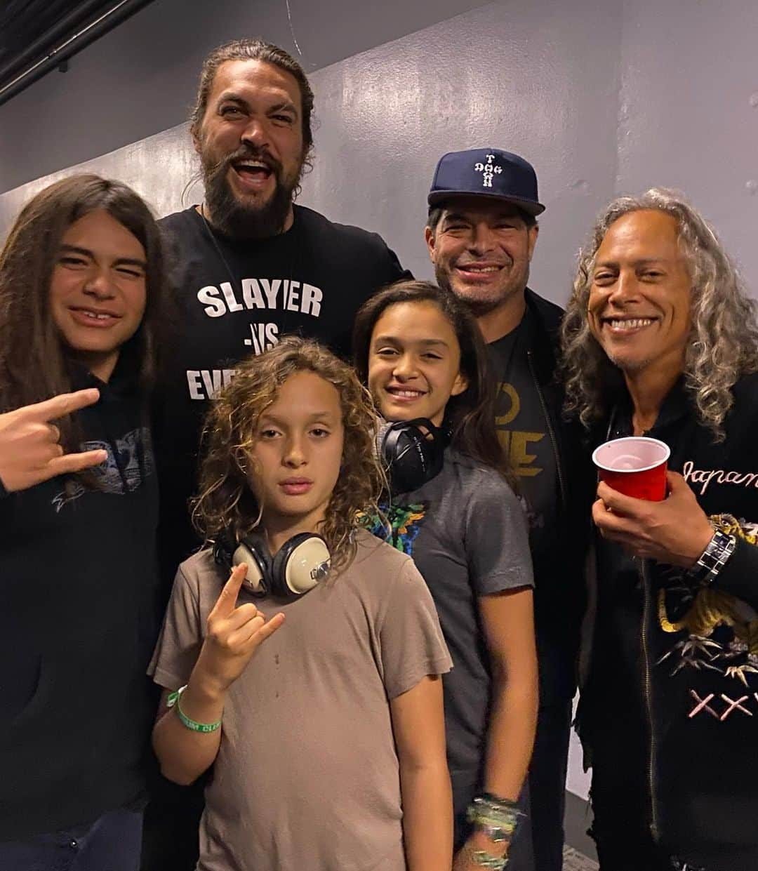 ジェイソン・モモアさんのインスタグラム写真 - (ジェイソン・モモアInstagram)「going on stage and yelling love love LOVE with my baby boy and pantera. aka @philiphanselmo and the illegals my mind was blown FUCKIN BLOWN.  i was living out my childhood dreams.  i am so thankful for those moments shared with dear friends and my babies.  it’s crazy to think of slayer and anthrax and metallica as ohana but they are  love u guys.  and to finally meet les claypool was legendary  PRIMUS. RHCP AND RAGE was what i grew up on skateboarding  and DROGO wouldn’t exist if there wasn’t @panteraofficial  love ya phil.  i’ve trained and bleed and fought my way to where i am. listening to these legends  mahalo nui for your music and endless inspiration.  slayers last show on tour.  what a fucking night.  love you @garyholt_official @tomarayaofficial  paul and kerry @slayerbandofficial  mahalo for having da momoas.  babies i hope you remember these moments with your papa forever  back to work.  aloha j」12月2日 0時24分 - prideofgypsies