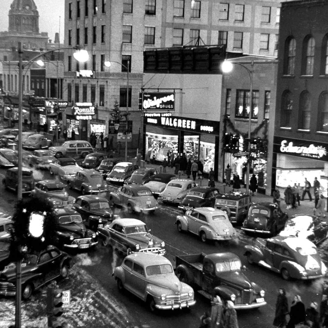 lifeさんのインスタグラム写真 - (lifeInstagram)「From the January 1, 1951 issue of LIFE - "Holiday crowds pack Kanakee's (Illinois) Court Street after a snowfall, jamming stores and fighting for parking space. (Alfred Eisenstaedt/The LIFE Picture Collection © Meredith Corporation) #holidaycrowds #snowfall #midwest」12月2日 0時25分 - life