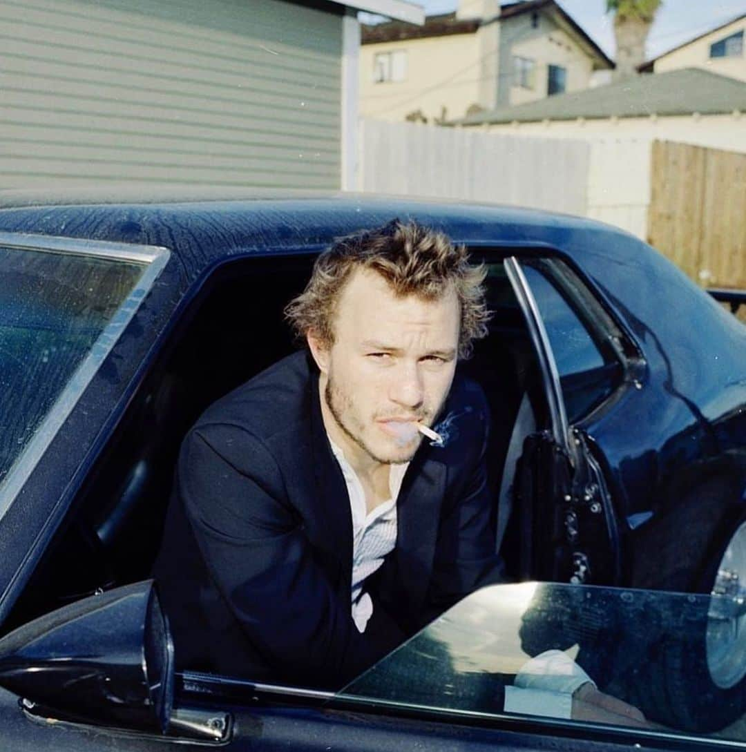 ベン・ワッツさんのインスタグラム写真 - (ベン・ワッツInstagram)「Heath out the back of the then 5th & sunset studios in LA . He brought his fav car .... black mustang to the studio . Shot on Kodak portra 400 wiv a Pentax 67 90 mm lens 👊. This ones from my collectible zine on Heath .  #heathledger #heathledgerjoker #fordmustang #la #benwatts #kodak #film #shhhhh」12月2日 0時27分 - wattsupphoto