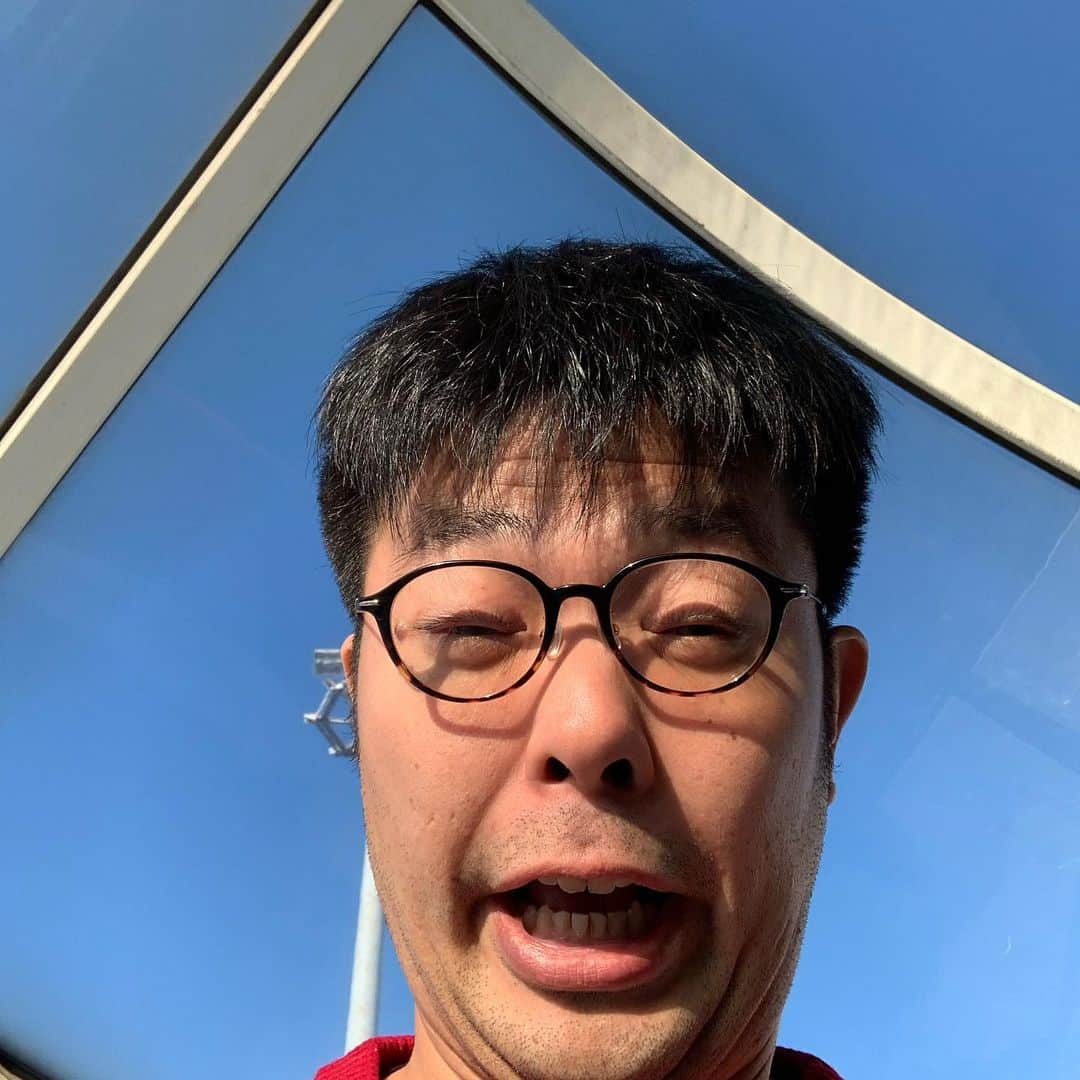西川晃啓のインスタグラム：「気絶帰京  無事に東京に帰ってきて気絶  #あるある探検隊#レギュラー#気絶#気絶の日々#ギャグ#週末#営業#2泊#出張#佐賀#神埼市#講演会#介護#東京#競馬#的中#人気#よかった」