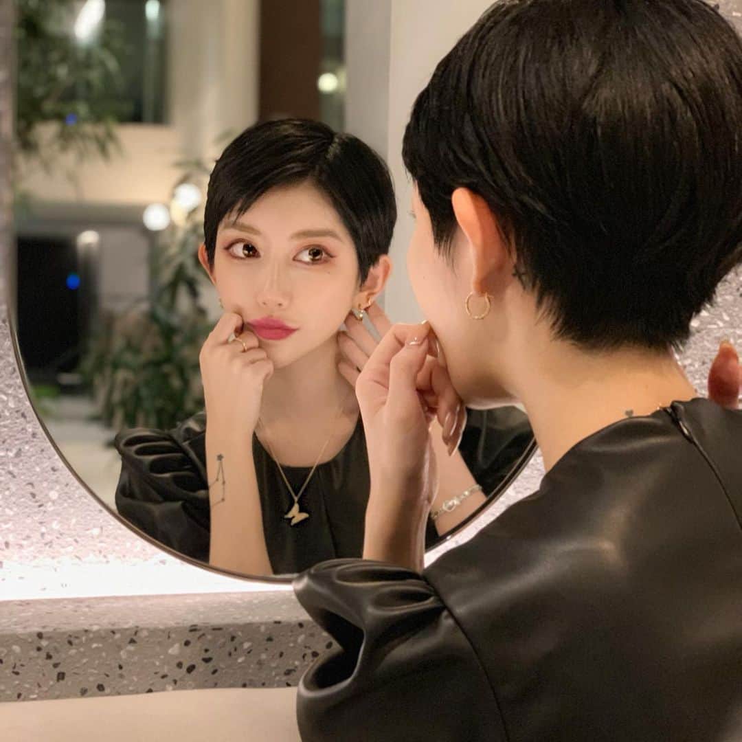 MASAMIのインスタグラム：「アクセサリーはほぼぜんぶ @luxis_kenta  のもの🙏 エルメスにもクロムハーツにもティファニーにもなんにでも合うの！！！ 実際に見た人みんな欲しい買いたいって言うし 本当にDM送って買ってる友達やフォロワーさん多かったんだけど、ショップオープンしてみんな買えるからアカウントチェックしてー！コラボアクセ蝶々ネックレスも大好評で嬉しいです🦋🦋」