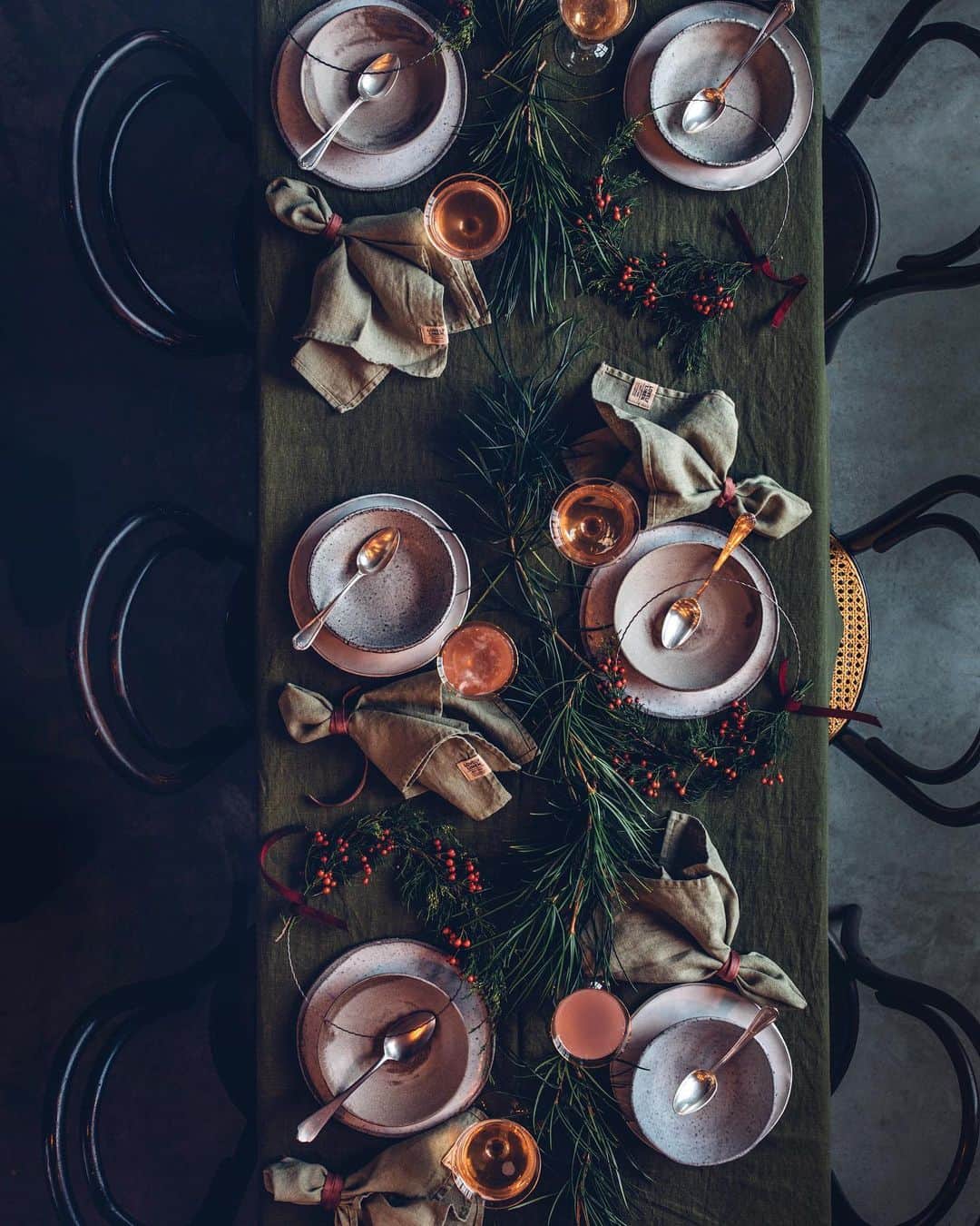 Our Food Storiesさんのインスタグラム写真 - (Our Food StoriesInstagram)「Werbung|Advertisement We have a great surprise for you guys to celebrate the first Sunday in advent🌟 We teamed up with @lovely.linen again and they are giving away one tablecloth and 6 napkins of your choice to one lucky winner worldwide. All you have to do is follow @lovely.linen and write a comment on the blog, link is in profile. We used this beautiful deep green tablecloth and pastel green napkins from lovely linen for this photoshoot ✨ Have a wonderful advent Sunday guys!  This give-away is not sponsored, endorsed or administered by Instagram. ____ #lovelylinen #ourfoodstoriesstudio #ourfoodstories #gatheringslikethese #momentslikethese #christmasgathering #adventszeit #christmasdecor #christmastable #christmastablesetting #tabledecoration #linen #tablecloths #glutenfreerecipes #germanfoodblogger #foodstylist #foodphotographer #fellowmag #verilymoment #simplejoys」12月2日 0時37分 - _foodstories_