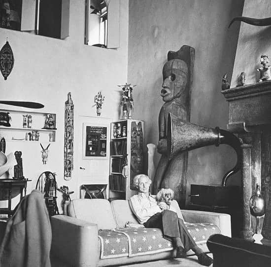 Meganさんのインスタグラム写真 - (MeganInstagram)「Max Ernst with friend, relaxing at Peggy’s house ☁️ #peggyguggenheim #maxernst #interiordesign」12月2日 0時41分 - zanzan_domus