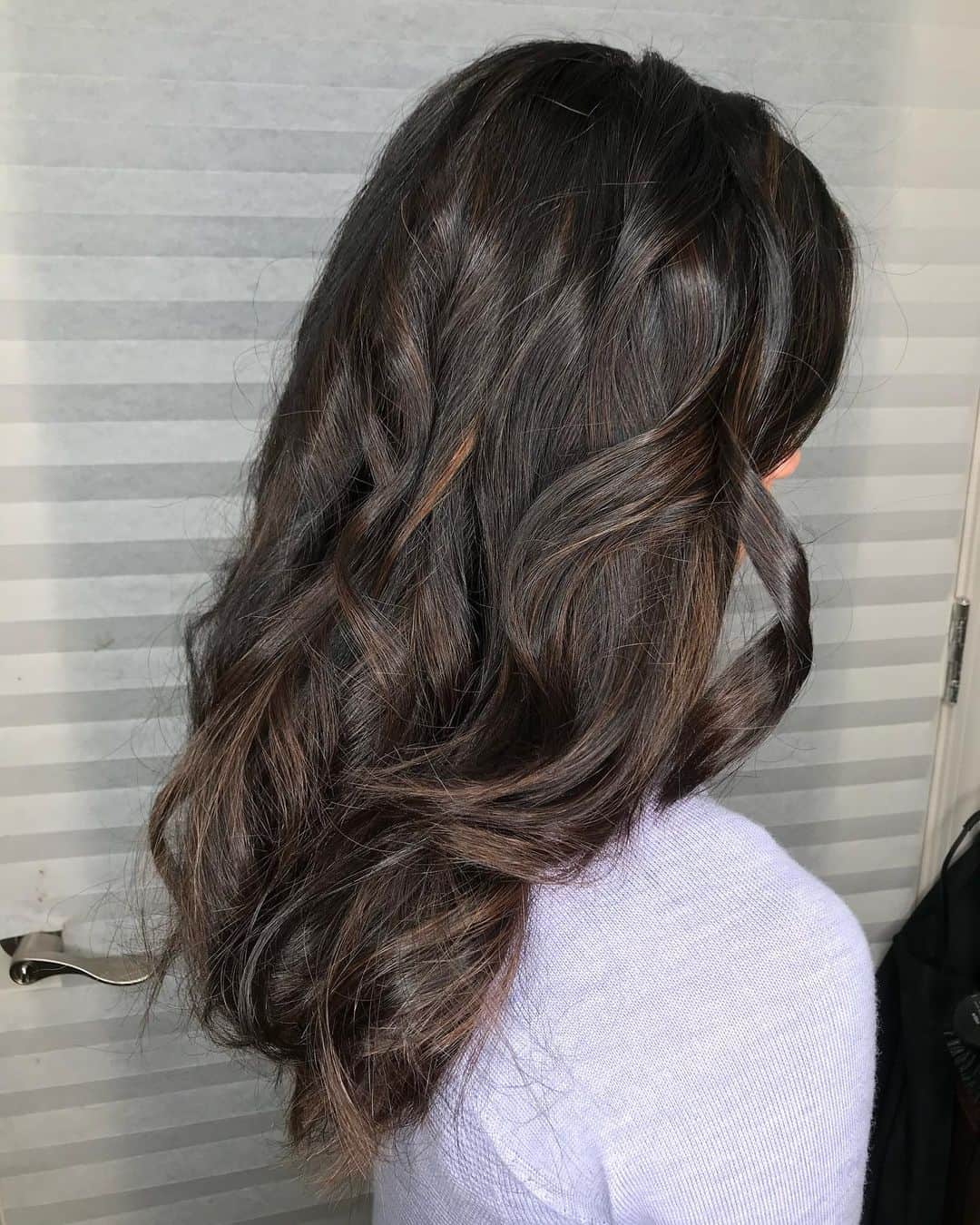 ジェシカ・カラランのインスタグラム：「I wanted a very subtle & soft highlight... nothing loud that’s exactly what I got! Cece nailed it! 🎉 are you in the Chicagoland area?? check out @schaumburgsalon. you won’t be disappointed! #supportsmallbusinesses 💜」