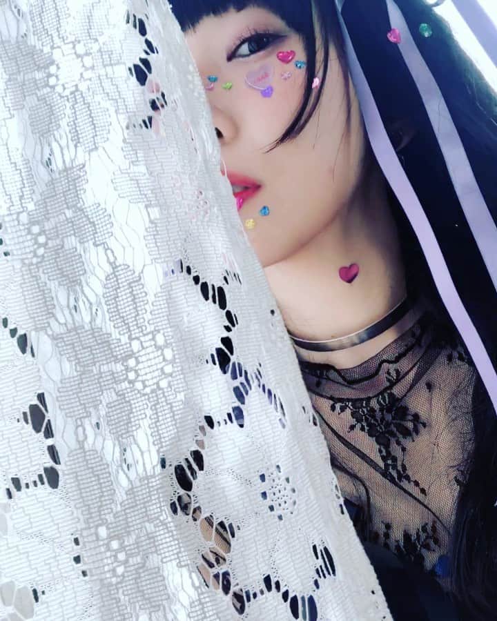 のインスタグラム：「「秘蜜と孤毒」展 . 今日もありがとうございます🙌✨✨ . おしまいまで、あと8日。 . グッズもお菓子もドリンクも、少しでも私たちの「ひみつとこどく」がみんなの血と肉になればいいと思って考えました。 . そして、今回のパネルの作品に閉じ込めた変わらない時間や私達。 . この展示が終わった後、誰が独り占めしてくれるのか？この展示ではいつもより楽しみにしている自分がいる。 . パネルを通して、その人にだけ伝え続けたいものある気がする。じわじわと。 . パネルは1枚ずつしか作ってなくて、再販の予定がないから…ちょっと特別。 . たくさん作れないけど、そういう物も少しはあっても良いよね？ . . . 2019/11/27(水)〜12/9(月) 📍AWAJI Cafe and Gallery . . . #ひみつとこどく #🍯 #🧪 #japan #photography #tokyo #idol #girl #love #sad #happy #lovely #dream #sugar #poison #❤️ #💟 #🍎 #exibition #秘蜜と孤毒」