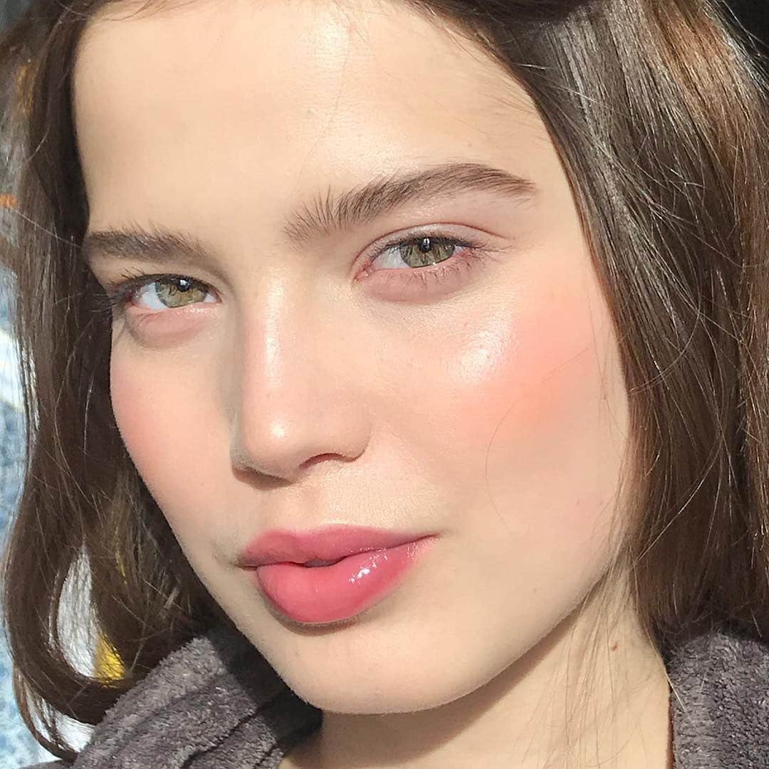 Glossierさんのインスタグラム写真 - (GlossierInstagram)「@sarinkaaaaa wears Perfecting Skin Tint + Stretch Concealer in G11, Cloud Paint in Beam, Haloscope in Quartz, and Lip Gloss in Red ✨ Get it all for 20% off through Monday ✨ MU @marcelogutierrez ✨」12月2日 0時58分 - glossier