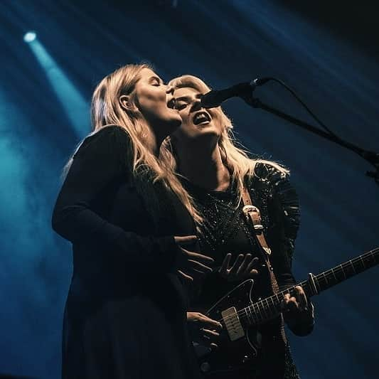 アイヴォール・ポルスドッティルさんのインスタグラム写真 - (アイヴォール・ポルスドッティルInstagram)「Some moments from Slovakia 💙 What a night 🔥  Photos by Filip Hrubý . . . . . . . . . . . #moments #tourlife #touring #eivør #eivor #electronica #folktronica #darkpop #love #livemusic #liveband #onstage #music #alternative #folk #eivørshows2019」12月2日 0時59分 - eivormusic