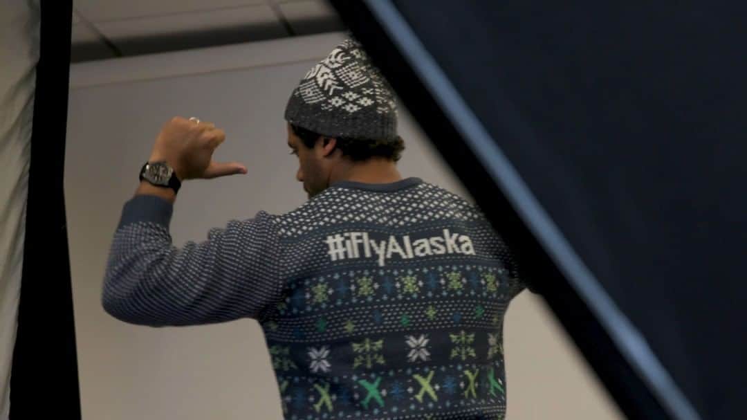 ラッセル・ウィルソンのインスタグラム：「Getting in the holiday spirit with the new @AlaskaAir Holiday Sweater! Check out the Alaska Beyond Magazine now on all flights this December! #SeasonsGreetings #iFlyAlaska」