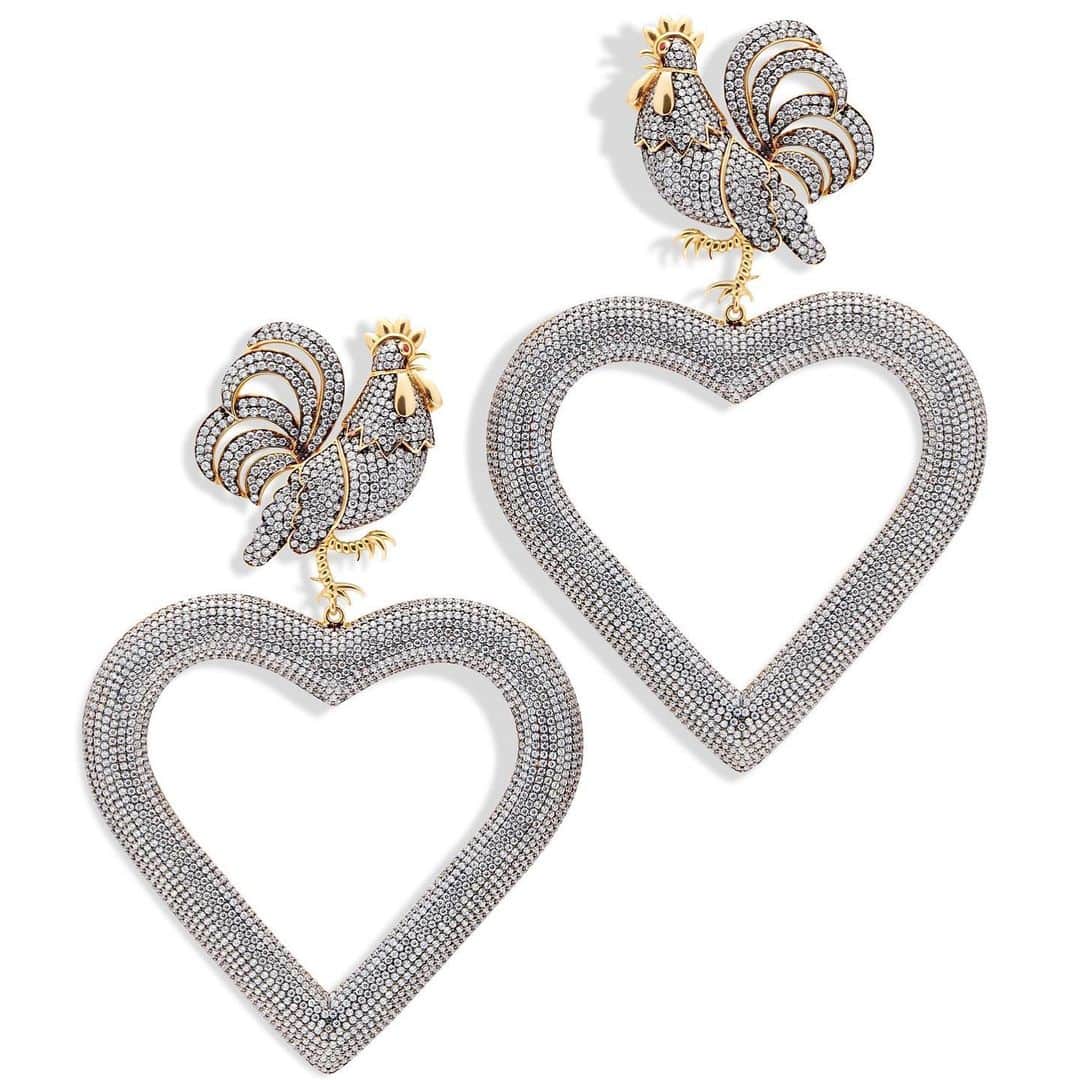 Aquazzuraさんのインスタグラム写真 - (AquazzuraInstagram)「Part of the exclusive collection Begüm Khan x AQUAZZURA, these Begüm’s Rooster Loves Aquazzura Earrings are artisanally handcrafted in Istanbul and encrusted with shiny gems and 24K gold plating. #BegumKhanforAQUAZZURA #AQUAZZURA #AQUAZZURATreasures」12月2日 1時06分 - aquazzura