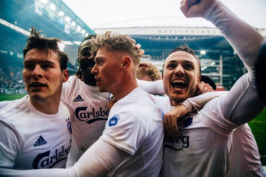 ピエール・ベングトソンのインスタグラム：「Nothing better than a derby win!! 💪⚪️🔵」