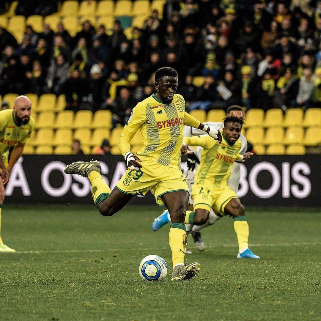 リーグ・アンさんのインスタグラム写真 - (リーグ・アンInstagram)「À 3 jours de son déplacement au Parc des Princes, le @fcnantes se relance en s’imposant face au @toulousefc (2-1) 💪🐤 ▫️ ▫️ #FCNTFC #ligue1conforama #nantes #toulouse #fcnantes #igersnantes #toulousefc #nantespassion #nantescity #footballsunday」12月2日 1時27分 - ligue1ubereats