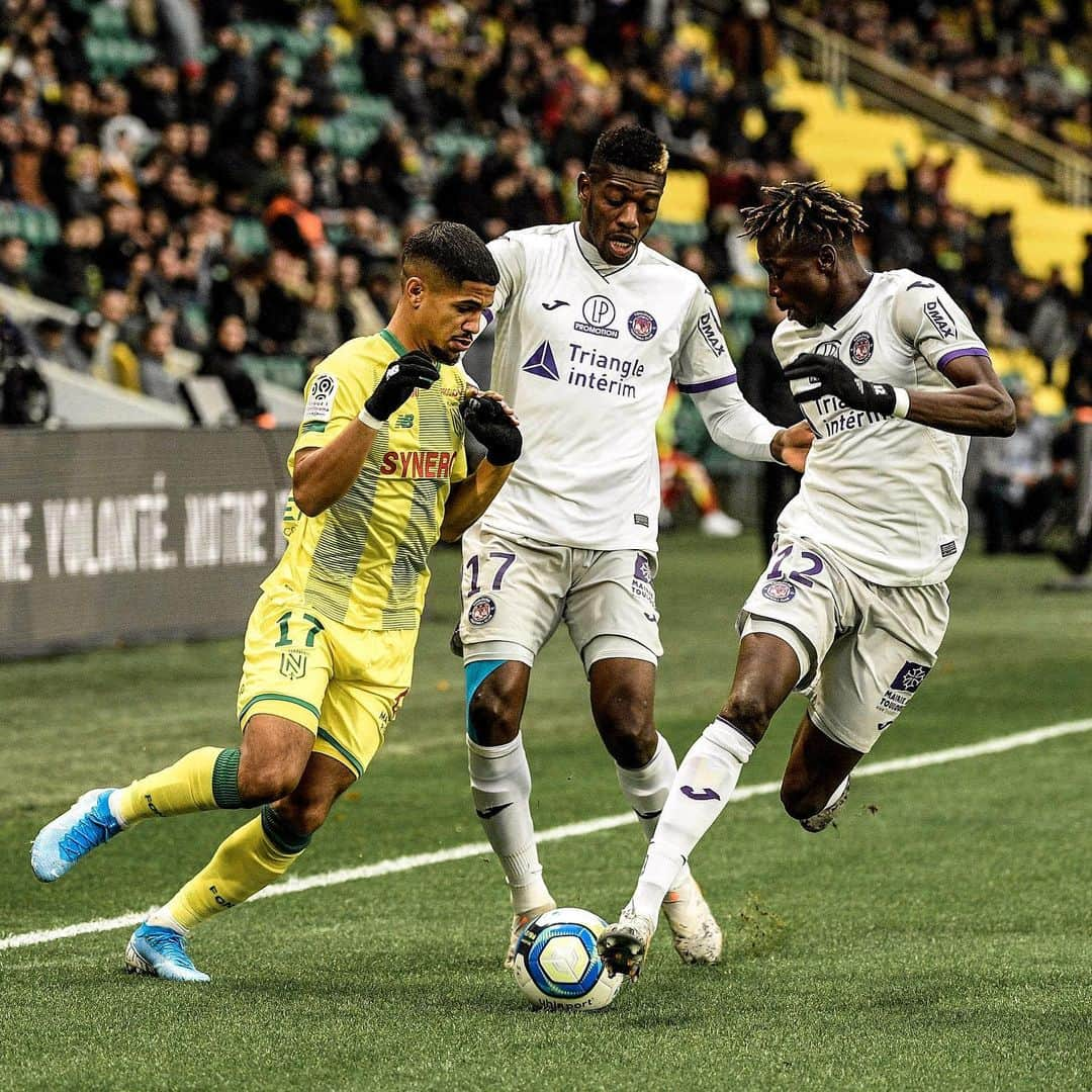 リーグ・アンさんのインスタグラム写真 - (リーグ・アンInstagram)「À 3 jours de son déplacement au Parc des Princes, le @fcnantes se relance en s’imposant face au @toulousefc (2-1) 💪🐤 ▫️ ▫️ #FCNTFC #ligue1conforama #nantes #toulouse #fcnantes #igersnantes #toulousefc #nantespassion #nantescity #footballsunday」12月2日 1時27分 - ligue1ubereats