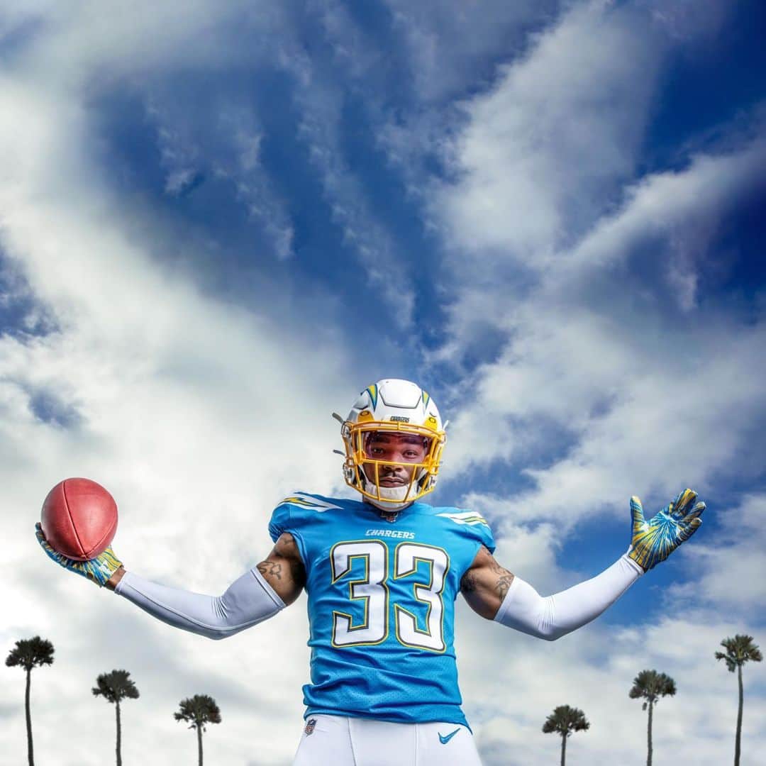 OAKLEYのインスタグラム：「Don’t call it a comeback! ⚡️ @derwinjames #JackBoyz #OakleyPrizm #OneObsession」