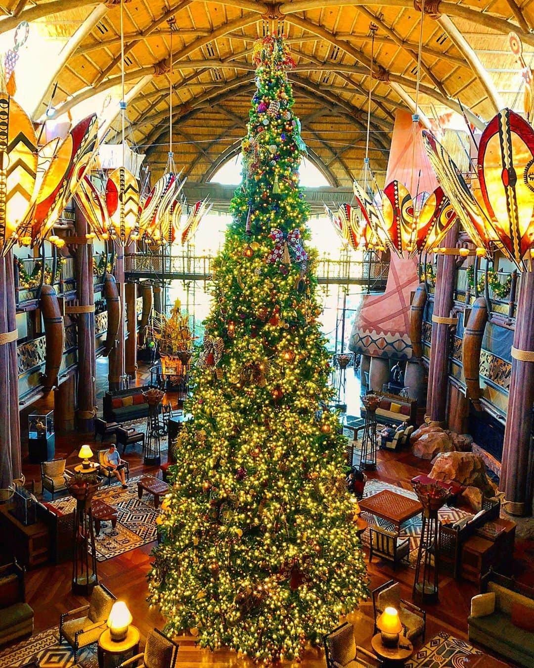 Walt Disney Worldのインスタグラム：「Ring in December with a little bit of pixie dust. ✨🦒🎄 #DisneyHolidays #DisneyResort #WaltDisneyWorld (📷: @eartoearmagic)」