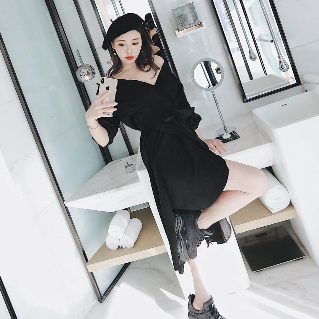 クリスティン・ウェイのインスタグラム：「Sunday selfie is like this @valmuer_official  #valmuer  #valmuertravelcamp #valmuer #knitwear #christinewei #cwfashion #cwtravel #クリスティンウェイ」