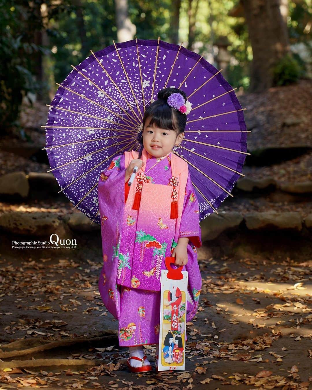 スタジオクオンさんのインスタグラム写真 - (スタジオクオンInstagram)「3歳の神社参拝後、敷地内で撮影しました〜 可愛い目線ありがとう💕  オフィシャルサイト⇒(@studio_quon)  #スタジオクオン渋谷  #スタジオクオン津田沼店 #スタジオクオン #753撮影  #七五三 #753 #七五三撮影  #七五三ヘア #七五三コーデ #七五三前撮り撮影 #七五三ママ  #七五三男の子  #753前撮り  #753code  #七五三7歳  #七五三前撮り  #ママリ #船橋フォトスタジオ  #初台フォトスタジオ #七五三3歳  #カメラ好きな人と繋がりたい #写真好きな人とつながりたい #幡ケ谷フォトスタジオ #初台フォトスタジオ」12月2日 1時39分 - atelier_rashiku