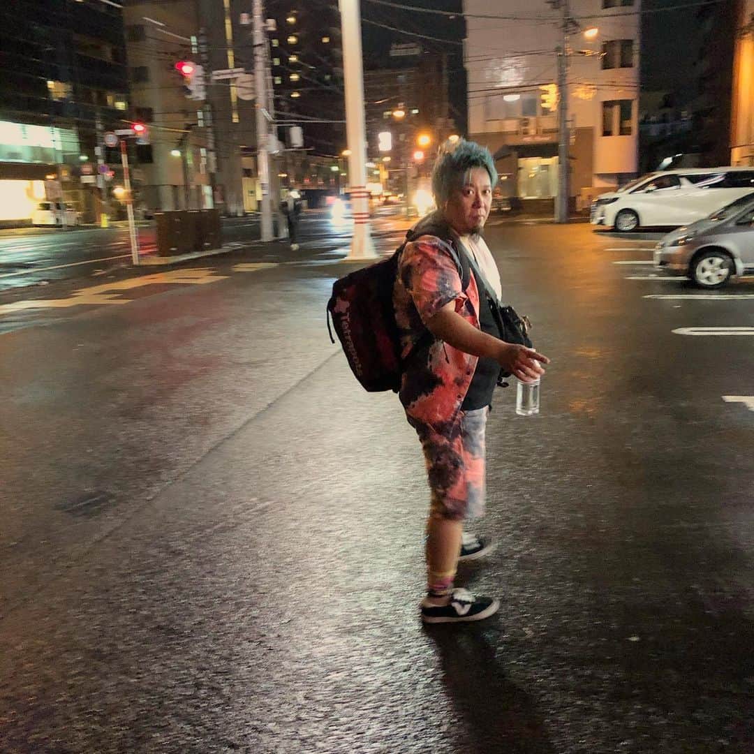 シーサーのインスタグラム：「・ 0度の北海道。 半袖短パンのサトシ君。  #ゴッサム #mongol800」