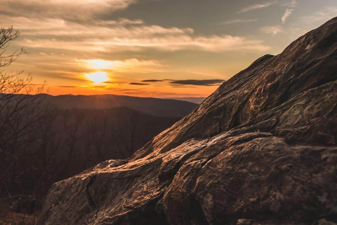 CANON USAさんのインスタグラム写真 - (CANON USAInstagram)「"I sometimes find it hard to be inspired to go out and shoot. I make it a point to drive up to the Blue Ridge Parkway to see the sunset at least once a month. The beauty and the stillness that accompanies a sunset always helps me reset and remember why I love photography." #MyCanonStory  Photo Credit: @ehcempe Camera: #Canon EOS 80D Lens: EF-S 18-135mm f/3.5-5.6 IS Aperture: f/3.5 ISO: 100 Shutter Speed: 1/400 sec Focal Length: 18mm」12月2日 1時44分 - canonusa