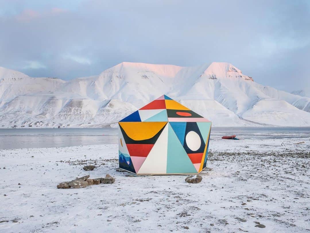 thephotosocietyさんのインスタグラム写真 - (thephotosocietyInstagram)「Photo by @paoloverzone // A decorated shelter in Longyearbyen, located in the Norwegian archipelago of Svalbard, is the world's northernmost town. It is about 650 miles from the North Pole.  #longyearbyen #arctic #svalbard #climatechange #Norway  Follow me @paoloverzone for more photos and stories」12月2日 1時52分 - thephotosociety