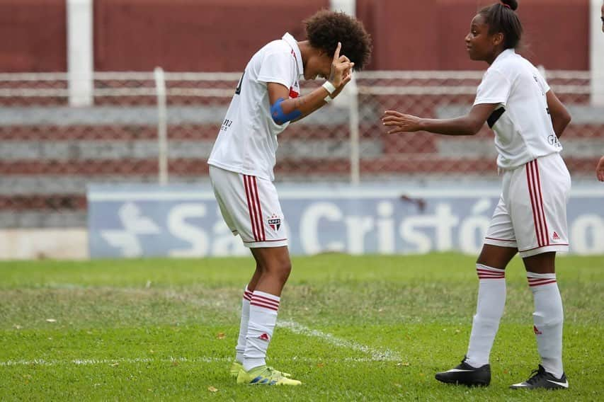 São Paulo FCさんのインスタグラム写真 - (São Paulo FCInstagram)「🏆🇾🇪 É Campeão! ⠀⠀⠀⠀⠀⠀⠀⠀⠀ O São Paulo venceu o Santos, por 3 a 1, com gols marcados por Yaya, Emily e Gica, e conquistou o tricampeonato Paulista Feminino Sub-17! ⠀⠀⠀⠀⠀⠀⠀⠀⠀ #FutebolFemininoTricolor #VamosSãoPaulo 🇾🇪 ⠀⠀⠀⠀⠀⠀⠀⠀⠀ 📸 Igor Amorim / saopaulofc.net」12月2日 1時54分 - saopaulofc