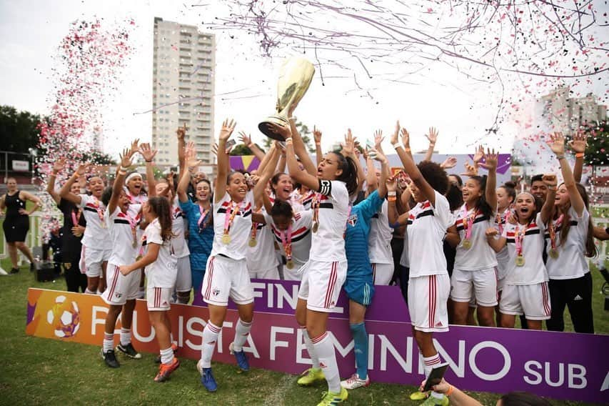 São Paulo FCさんのインスタグラム写真 - (São Paulo FCInstagram)「🏆🇾🇪 É Campeão! ⠀⠀⠀⠀⠀⠀⠀⠀⠀ O São Paulo venceu o Santos, por 3 a 1, com gols marcados por Yaya, Emily e Gica, e conquistou o tricampeonato Paulista Feminino Sub-17! ⠀⠀⠀⠀⠀⠀⠀⠀⠀ #FutebolFemininoTricolor #VamosSãoPaulo 🇾🇪 ⠀⠀⠀⠀⠀⠀⠀⠀⠀ 📸 Igor Amorim / saopaulofc.net」12月2日 1時54分 - saopaulofc