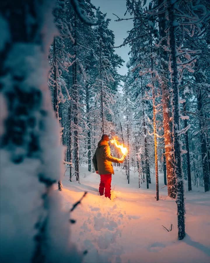Simone Bramanteのインスタグラム：「{ 🔥 vs ❄ } • While I was in the polar night last week, I looked for the contrast between snow and warm tones, even to test the Reno2's Ultra Dark mode feature.  But there’s something more to know - @oppomobileit is giving you a chance to win a Reno2 phone and win a round trip for two to the magical and snowy Nordic landscapes above the Arctic Circle, including flights and hotel.  1 • Join the #Reno2ChristmasChallenge by taking the best night picture of what your Christmas greeting card would look like! 2 • Upload the Christmas post on your Instagram profile, follow @oppomobileit and tag them. 3 • Use #Reno2ChristmasChallenge to be entered for a chance to win. If you’d like, tag also a friend to invite them to join.  For more information, visit https://www.oppo.com/it/events/reno-studio-dream #OPPOReno2 #RenoStudioDream」