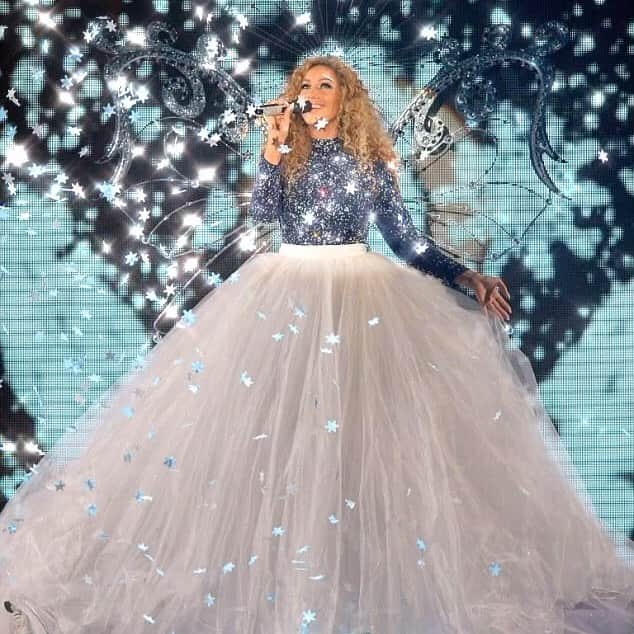 レオナ・ルイスのインスタグラム：「Waking up on December 1st 🎄 let’s get festive friends ✨」