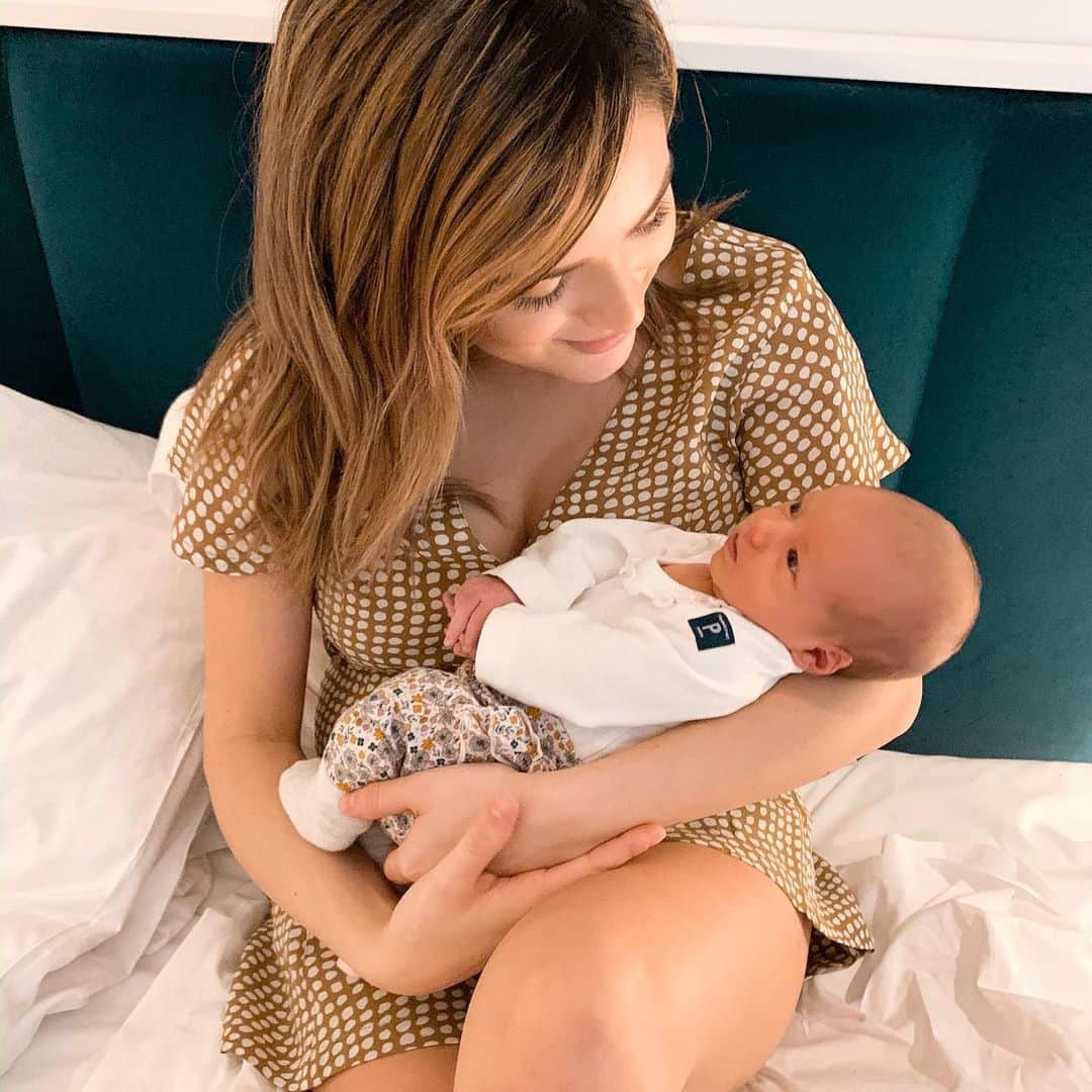チャチー・ゴンザレスのインスタグラム：「She’s eyeballing me like “THIS MOUTH AIN’T GONNA FEED ITSELF!” Baby girl loves the bewb.」