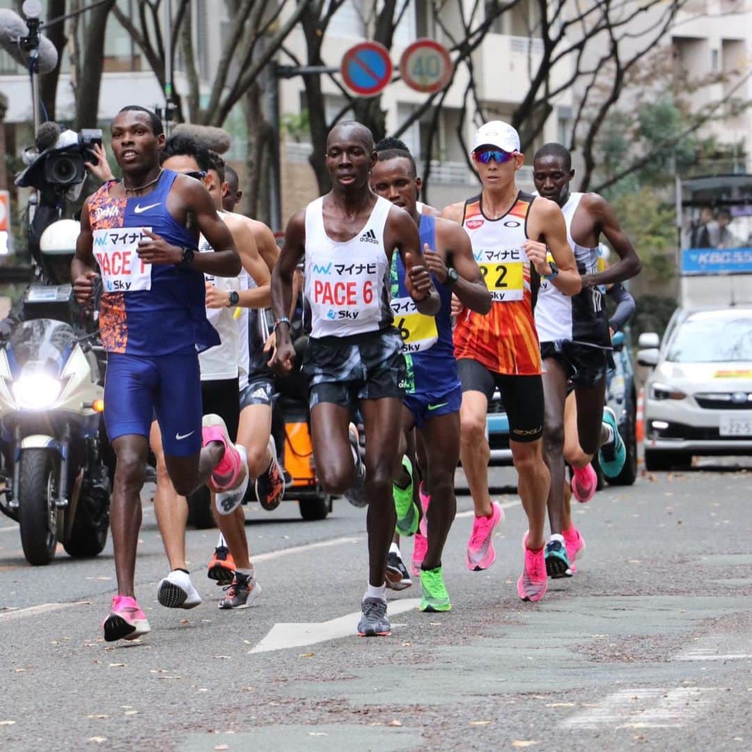 佐藤悠基さんのインスタグラム写真 - (佐藤悠基Instagram)「福岡国際マラソン応援ありがとうございました。  全身の痙攣、足のまめ、低血糖なかなかつらいレースで同じ失敗の繰り返しになってしまっている。  まだ整理はつかないけどチャレンジの先には成功があると信じてまた次に向かいたいと思います。  #福岡国際マラソン#marathon#oakley#2xu#garmin#メダリスト#phiten」12月2日 7時38分 - yuki_sato310