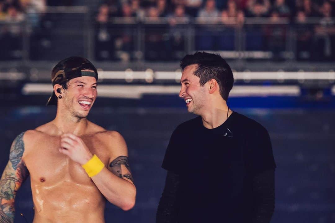 ジョシュ・ダンさんのインスタグラム写真 - (ジョシュ・ダンInstagram)「🎂👴🏻 mbrother @tylerrjoseph」12月2日 7時31分 - joshuadun