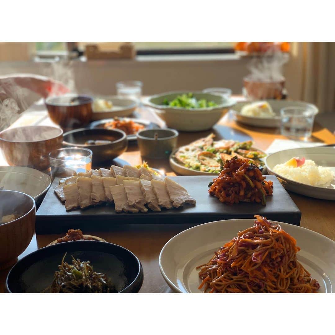 竹中友紀子のインスタグラム：「#発酵生活  料理家 金ナレさんのキムチ教室に参加^ ^ 韓国の発酵文化•食に触れ、多くの気づきがありました。 キムチ以外の韓国料理もいろいろ教わり、最後はそれらをいただくお待ちかねのランチタイム🍽 仕込んだキムチは10日後くらいからいただけるということで、今年の楽しみがまた一つ増えました。」