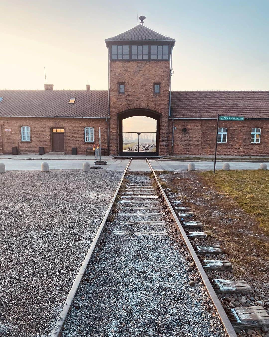 レイ・アレンさんのインスタグラム写真 - (レイ・アレンInstagram)「We aren’t called to be a judge; we are called to be a witness. #auschwitzbirkenau #oswiecim #poland」12月2日 7時35分 - trayfour