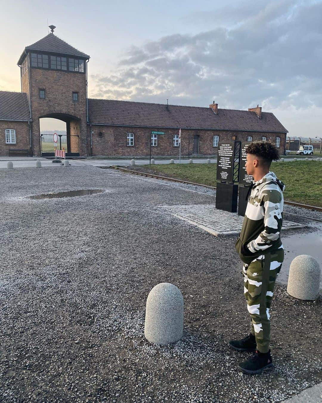 レイ・アレンさんのインスタグラム写真 - (レイ・アレンInstagram)「We aren’t called to be a judge; we are called to be a witness. #auschwitzbirkenau #oswiecim #poland」12月2日 7時35分 - trayfour