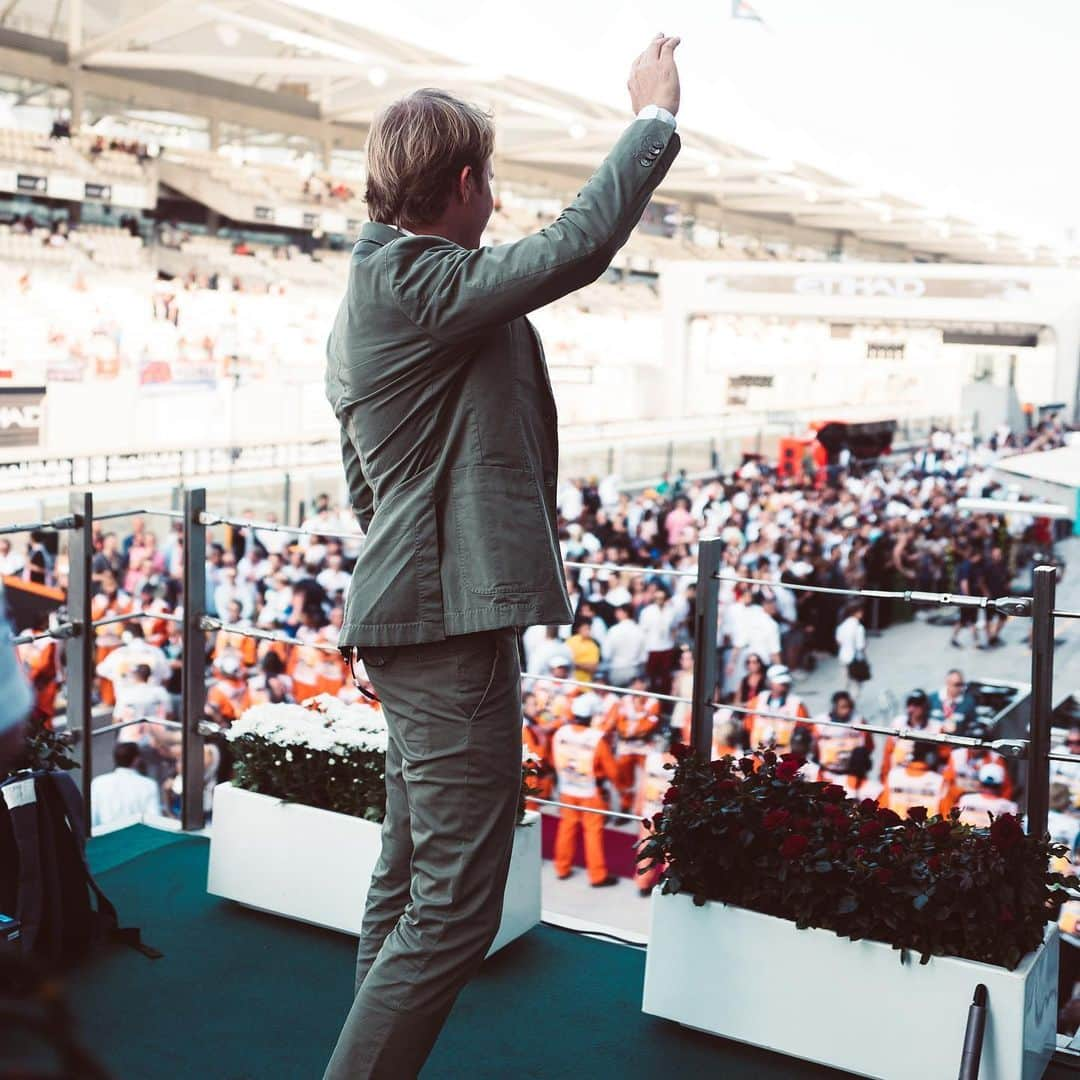 ニコ・ロズベルグさんのインスタグラム写真 - (ニコ・ロズベルグInstagram)「Epic drive by Lewis. Great pic by team Nico vlographer Juju. Check out the #AbuDhabiGP YouTube videos NOW! #F1 #Formula1」12月2日 2時14分 - nicorosberg