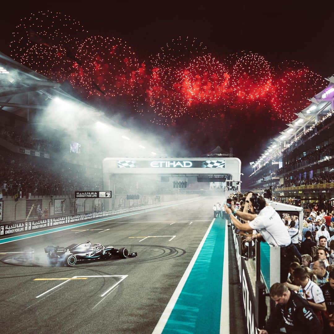 ニコ・ロズベルグさんのインスタグラム写真 - (ニコ・ロズベルグInstagram)「Epic drive by Lewis. Great pic by team Nico vlographer Juju. Check out the #AbuDhabiGP YouTube videos NOW! #F1 #Formula1」12月2日 2時14分 - nicorosberg