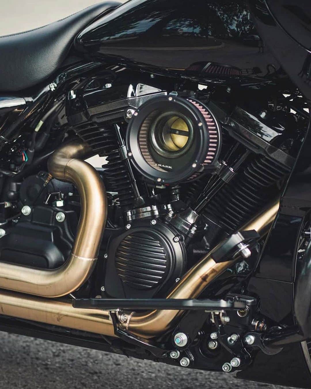Harley-Davidsonさんのインスタグラム写真 - (Harley-DavidsonInstagram)「Check out this badass #RoadGlide customized by @m.v.o_motorfast. It’s black, gold and ready to roll through Nashville. What do you think of The Foreshot’s new look? #HarleyDavidson」12月2日 2時18分 - harleydavidson