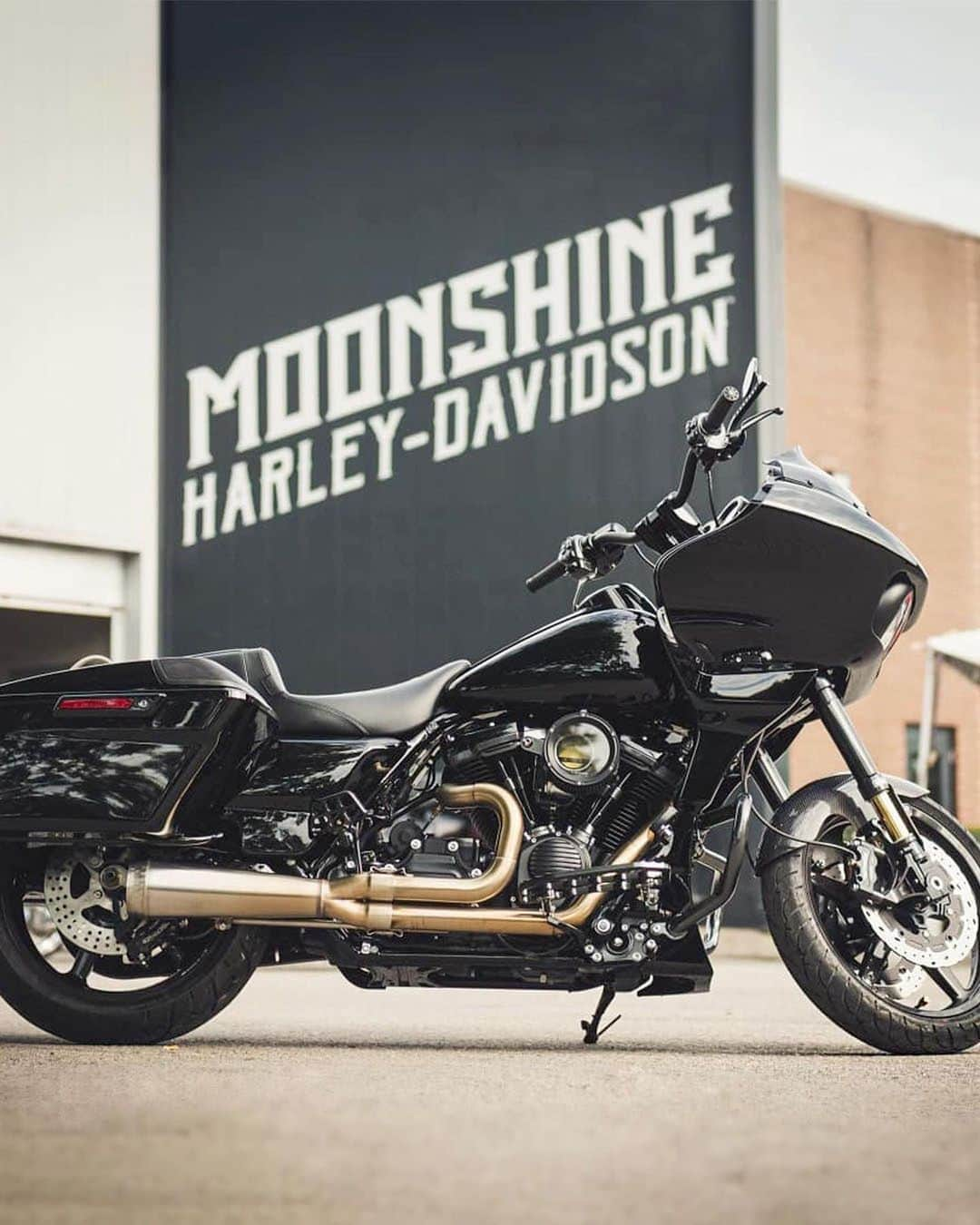 Harley-Davidsonさんのインスタグラム写真 - (Harley-DavidsonInstagram)「Check out this badass #RoadGlide customized by @m.v.o_motorfast. It’s black, gold and ready to roll through Nashville. What do you think of The Foreshot’s new look? #HarleyDavidson」12月2日 2時18分 - harleydavidson