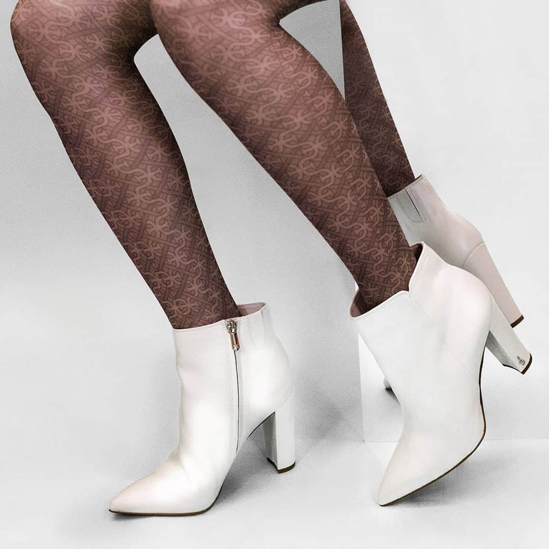 のインスタグラム：「Winter white booties #SamEdelman」