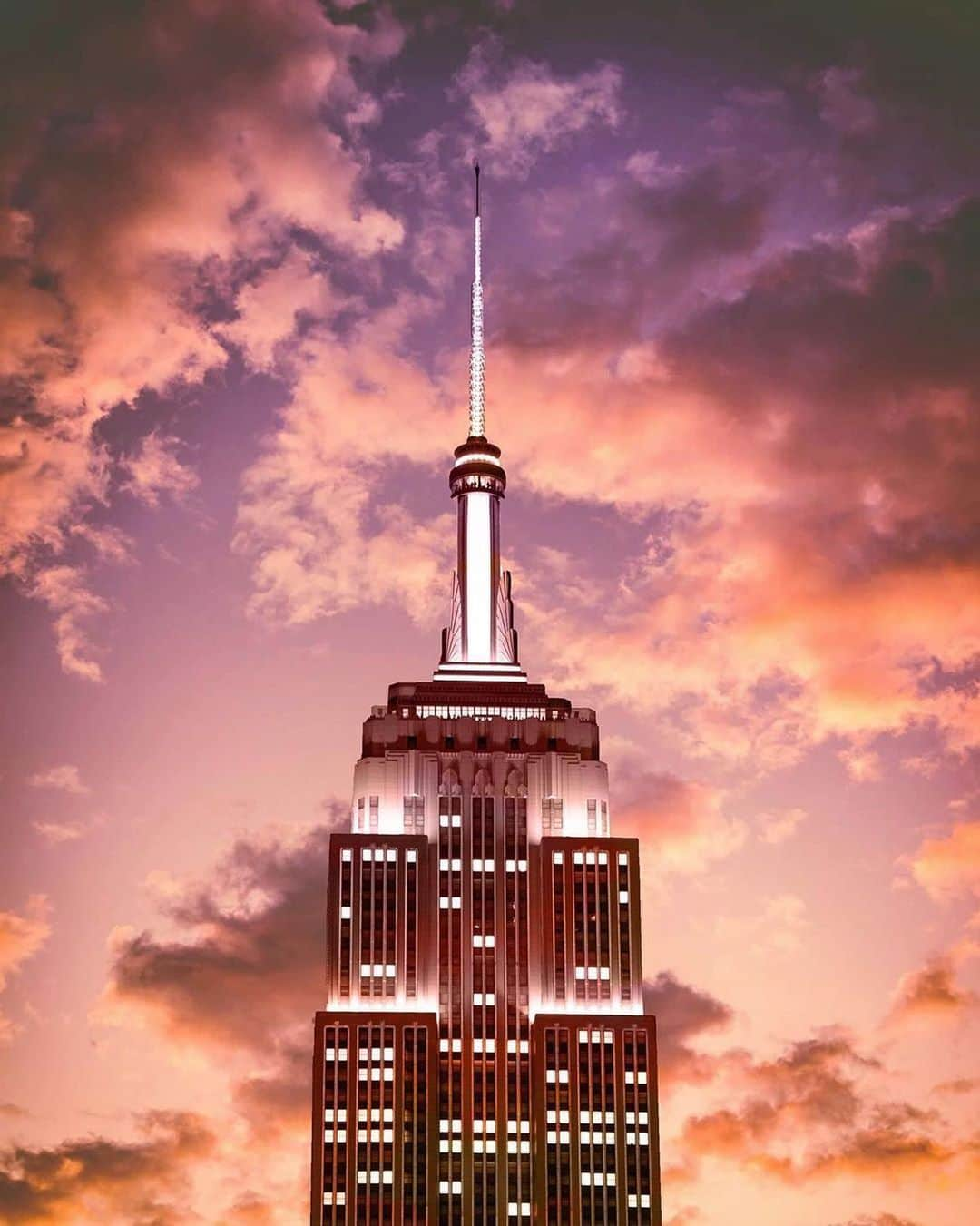 Empire State Buildingさんのインスタグラム写真 - (Empire State BuildingInstagram)「Right in time for the holidays! 🎁 . We’re giving you a completely redone #EmpireStateBuilding, featuring amazing exhibits, a renovated 102nd Floor Observatory & our brand-new 80th floor! ✨ . Plus, our 86th floor Observatory now has heaters to keep you warm all winter long! Link in bio for tix. 🎟 . 📷: @rababmalikphotography」12月2日 2時41分 - empirestatebldg