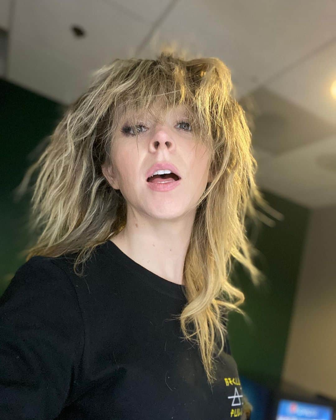 リンジー・スターリングさんのインスタグラム写真 - (リンジー・スターリングInstagram)「I love a good messy hair day.」12月2日 2時36分 - lindseystirling