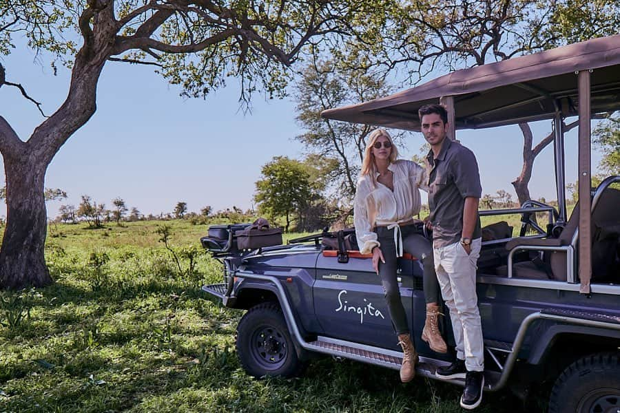 デヴォン・ウィンザーさんのインスタグラム写真 - (デヴォン・ウィンザーInstagram)「Coffee break on our morning drive! Swipe to see some of the amazing animals we saw! 🐘🦒🐆🦏🐒 @singita_ does amazing work in preserving and protecting large areas of African wilderness for future generations! Their 100 year purpose has had a profound impact and can be seen in the transformation of the land under its care, the thriving biodiversity of each reserve and concession. #ecotourism #oursingita」12月2日 2時44分 - devwindsor