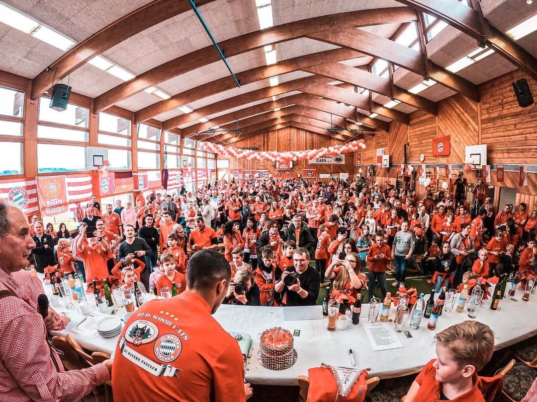 ティアゴ・アルカンタラのインスタグラム：「Unglaublicher Morgen in Fünfstetten. Danke für alles, Red Wood Cats @fcbayern Fanclub!  #MiaSanMia ⚪️🔴」