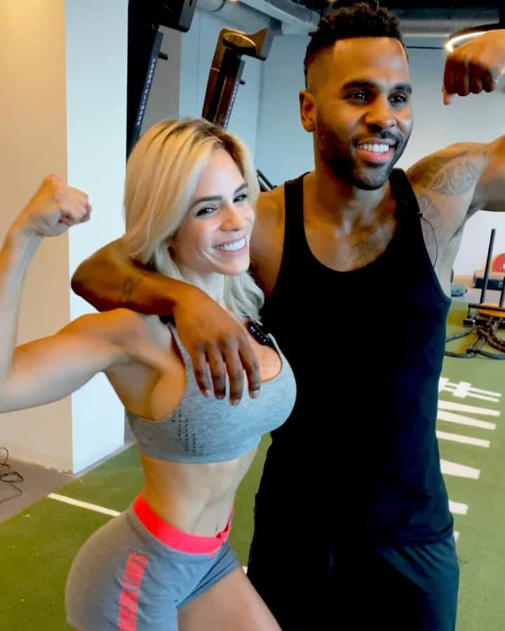 Michelle Lewinのインスタグラム：「Girls! A question: on a scale from 1-10, how much do you look at the butt on guys? Comment below👇🏻 Most of you will rate it high, so when @jasonderulo asked me what we should train today, the obvious answer was... GLUTES!!😆😆 So, next video coming up: “Glutes for guys” 🥳💪🏻💪🏻」